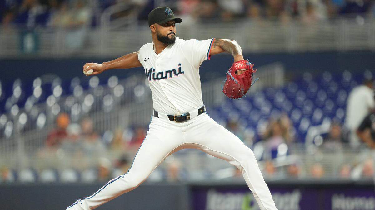 El abridor de los Marlins Sandy Alcántara lanza en el primer inning del partido contra los Bravos de Atlanta, celebrado el 26 de agosto de 2025 en Miami.