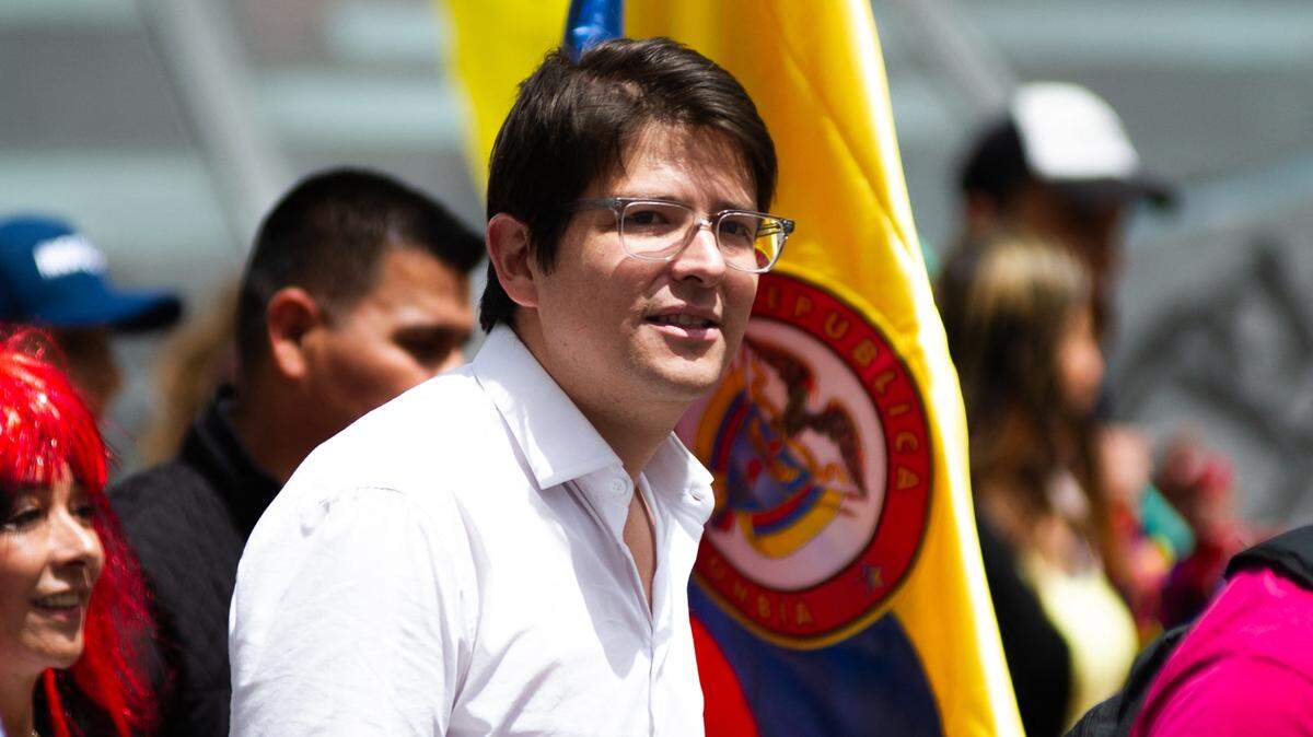 El senador colombiano Miguel Uribe Turbay participa en una protesta el 15 de febrero de 2023, en Bogotá. Uribe Turby fue blanco de atentado el 7 de junio de 2025 y permanece hospitalizado. 
