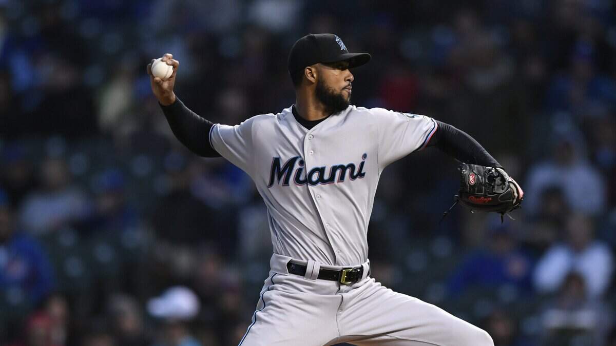 El abridor de los Marlins Sandy Alcántara lanzó cinco entradas y permitió tres carreras a la tanda de los Cachorros, el 6 de mayo de 2019 en Chicago.