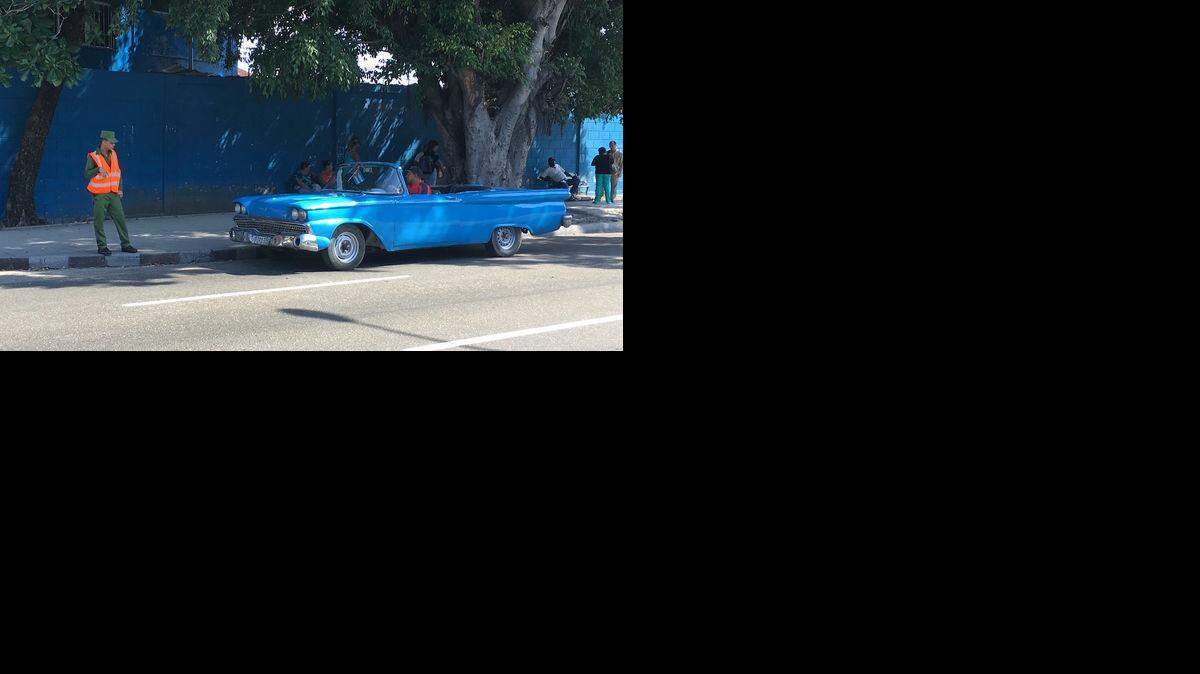 Agente de policía es parte del despliegue de vigilancia montado en la capital cubana contra el paro de taxistas que protestan por tarifas.