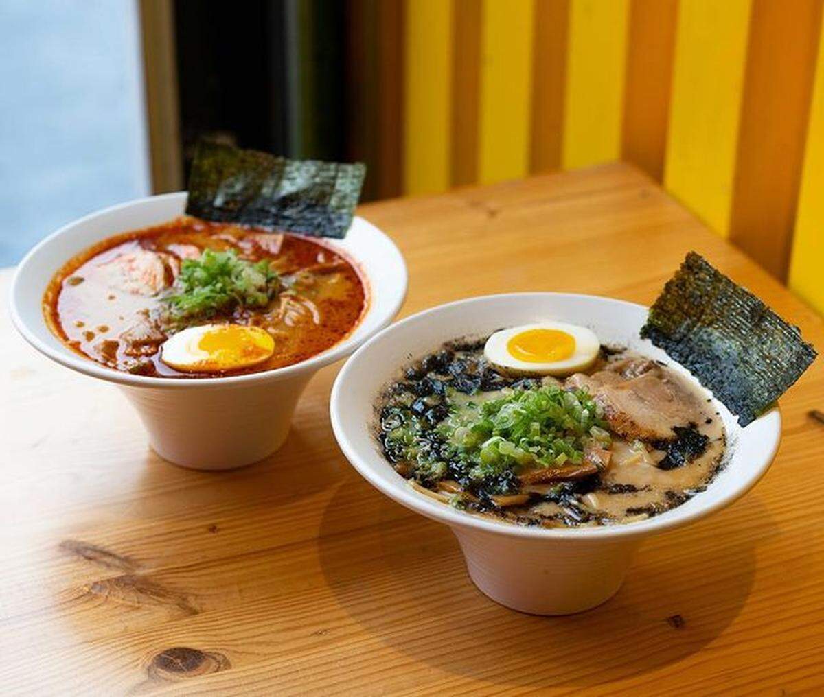 Las verdaderas estrellas del menú son los humeantes tazones de ramen de GoBistro.