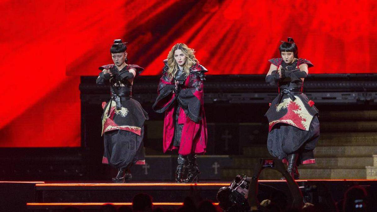 Madonna actúa durante su gira Rebel Heart Tour en el AmericanAirlines Arena del downtown de Miami el 23 de enero de 2016.