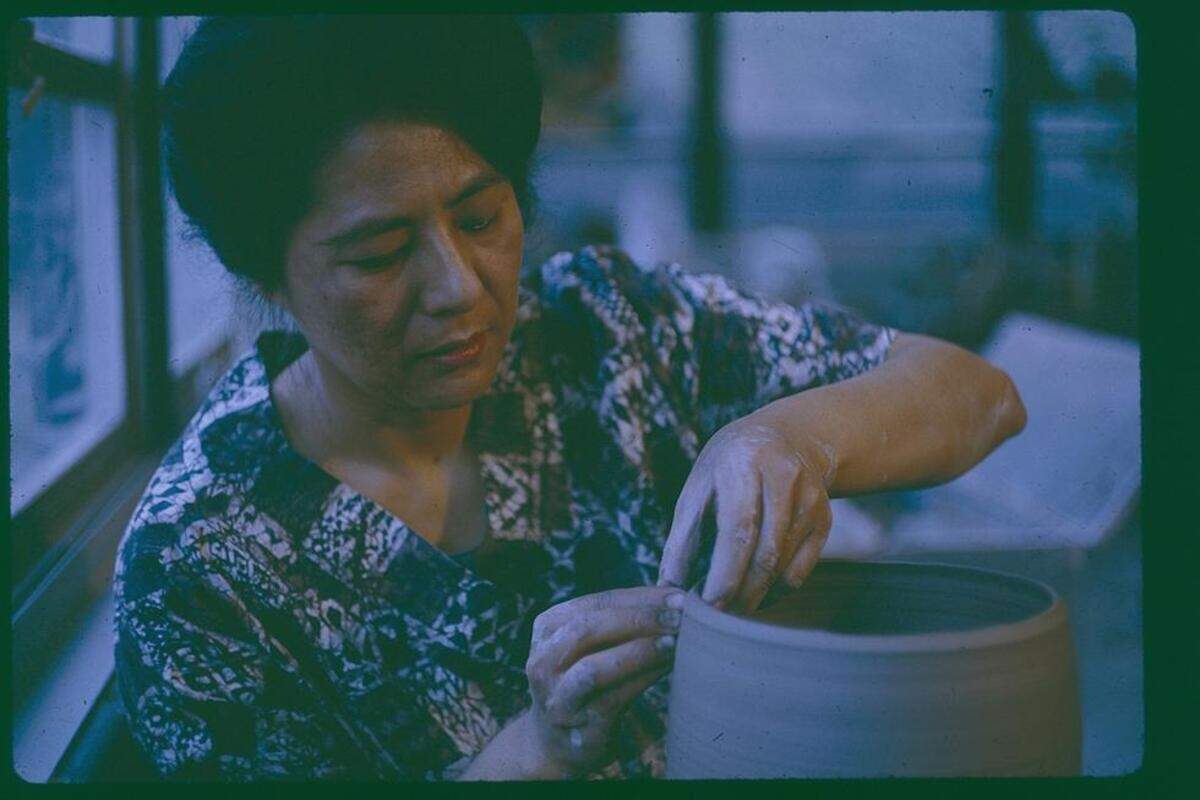 Toshiko Takaezu en su estudio de Nueva Jersey.