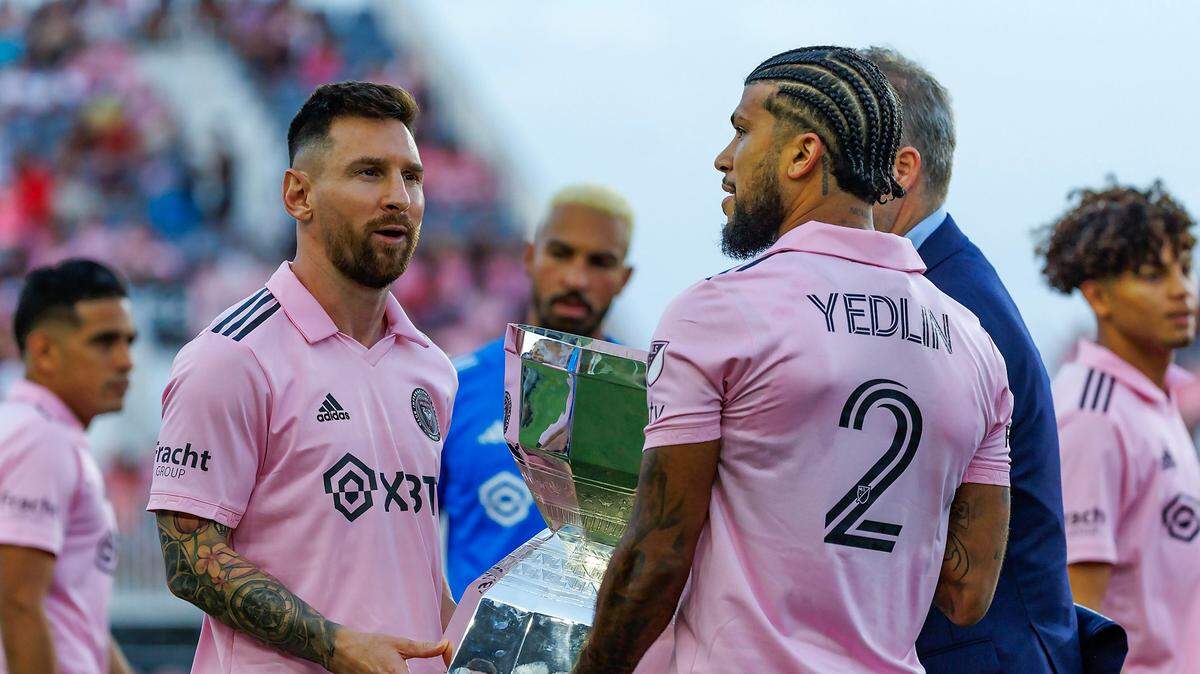 Lionel Messi (izq.) y DeAndre Yedlin sostienen el trofeo de campeón de la Leagues Cup que ganó el Inter Miami ante Nashville SC, en el partido celebrado el 30 de agosto de 2023 en Fort Lauderdale, Florida.