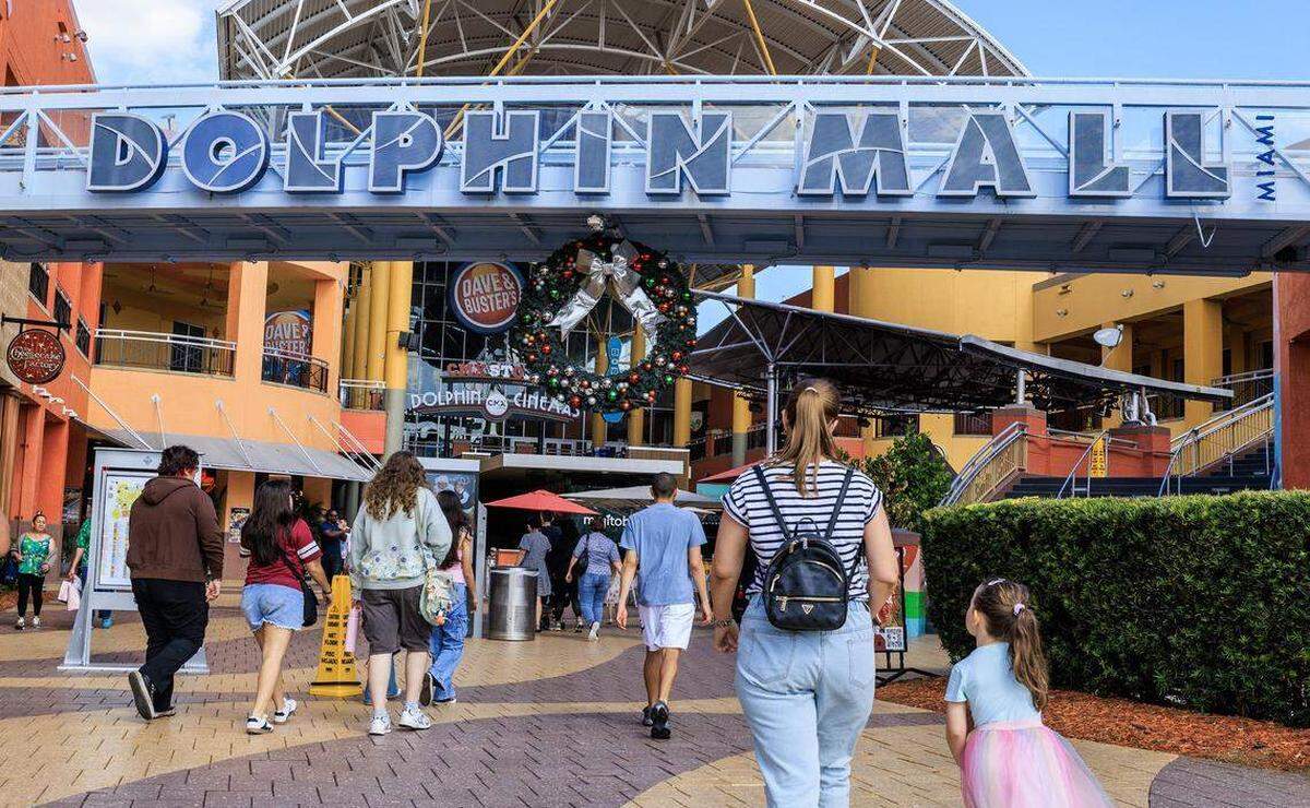 Compradores entran al Dolphin Mall en Miami, antes del evento de rebajas del Black Friday, el viernes 21 de noviembre de 2025. Esta temporada, el centro comercial estará abierto en Nochebuena de 9 a.m. a 6 p.m. Cerrado el Día de Navidad.