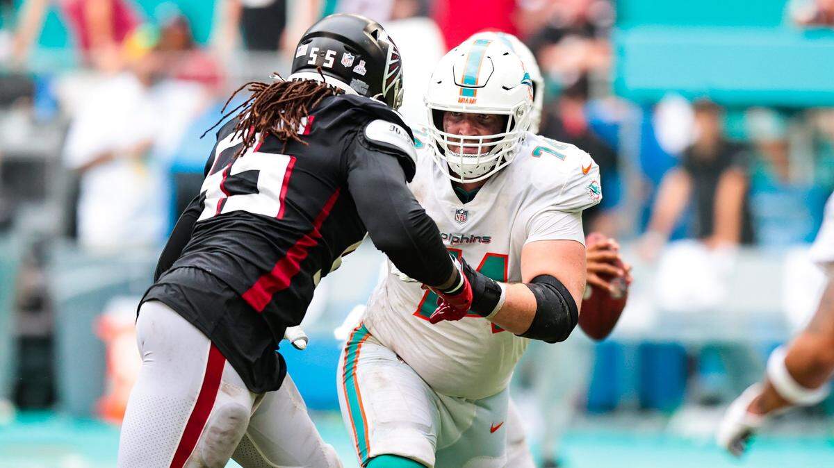 El offensive tackle de los Dolphins Liam Eichenberg (74) bloquea el paso al linebacker de los Falcons de Atlanta Steven Means, en el partido celebrado el 24 de octubre de 2021 en el Hard Rock Stadium en Miami Gardens, Florida.