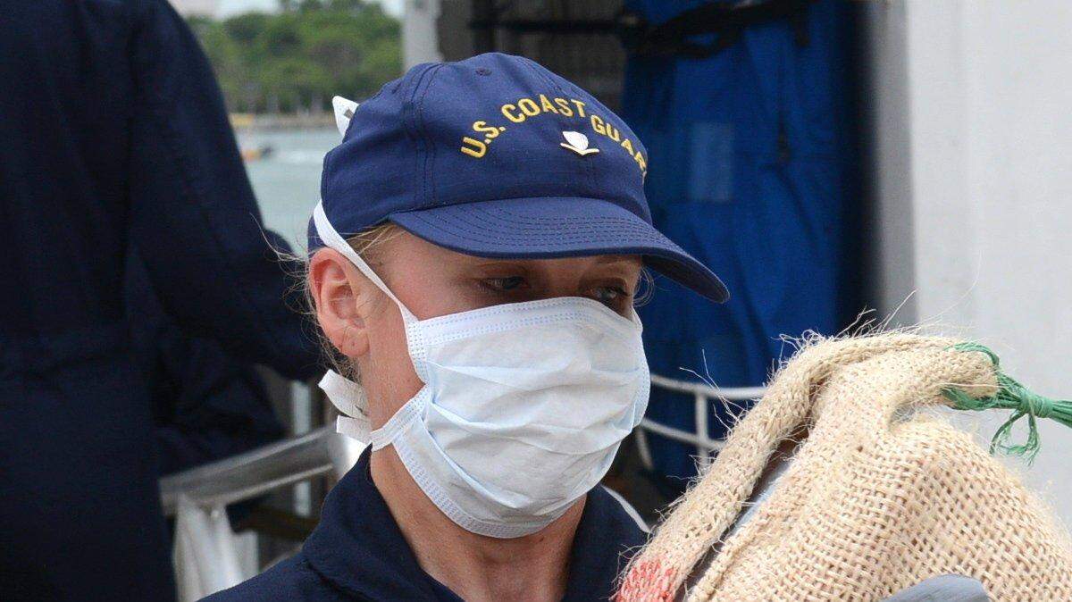 Fotografía cedida de un agente de la guardia Costera estadounidense llevando un bulto con cocaína el viernes 20 de noviembre 2015, en Miami Beach. La Guardia Costera de Estados Unidos decomisó 22 fardos de cocaína, con un peso de 515 kilos y valorada en unos 17 millones de dólares, durante una operación en aguas del Caribe, indicó el viernes la institución en un comunicado.