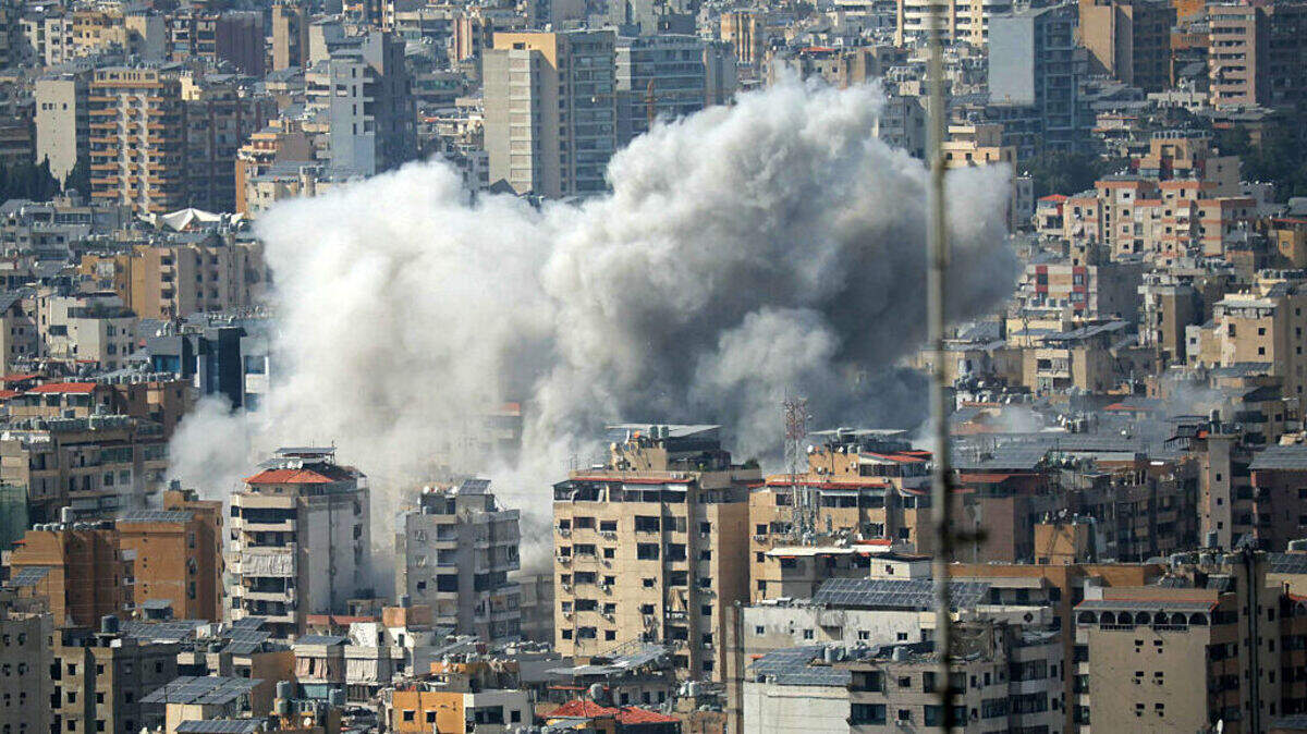 Una nube de humo se eleva tras un bombardeo israelí en los suburbios del sur de Beirut, Líbano, el domingo 5 de abril de 2026.