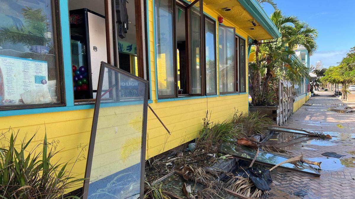 Las ventanas del bar Daiquiri Deck en Siesta Key Village volaron y quedaron en la acera el jueves 10 de octubre. El huracán Milton tocó tierra en Siesta Key el miércoles 9 de octubre como una tormenta de categoría 3.
