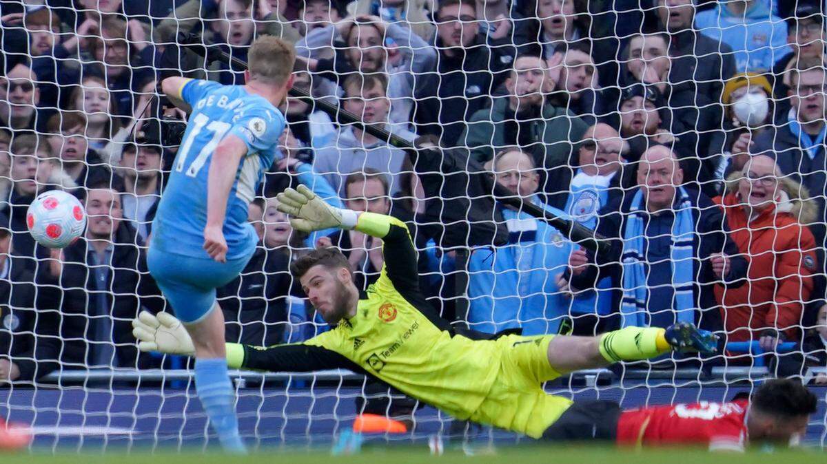 El jugador del Manchester City Kevin De Bruyne anota un gol para su equipo en el partido ante el Manchester United, celebrado el 6 de marzo de 2022 en el Etihad stadium en Manchester, Inglaterra.
