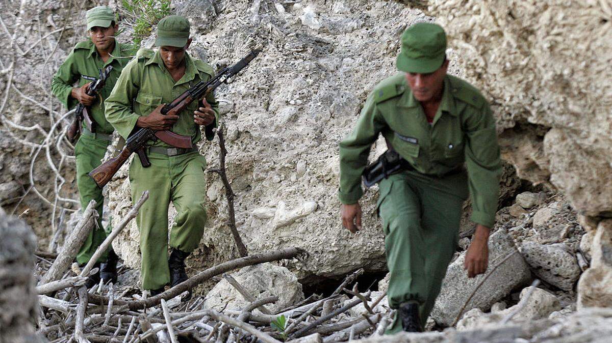 Foto de archivo de soldados cubanos registrando la costa de Boca del Toro, en la provincia de Granma, Cuba, el 5 de abril de 2006.