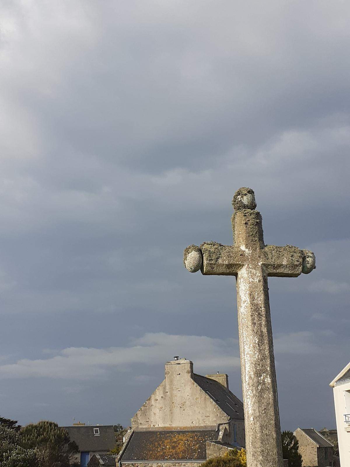 Los calvarios abundan diseminados por el territorio insular. Muchos calvarios son considerados parte del patrimonio religioso y cultural francés, y algunos están protegidos.
