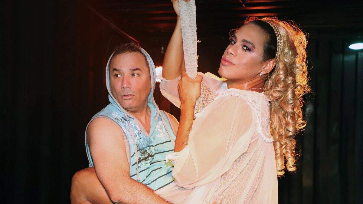 Yoshvani Medina (izq) y Yesler de la Cruz protagonizan “National Pornographic”.