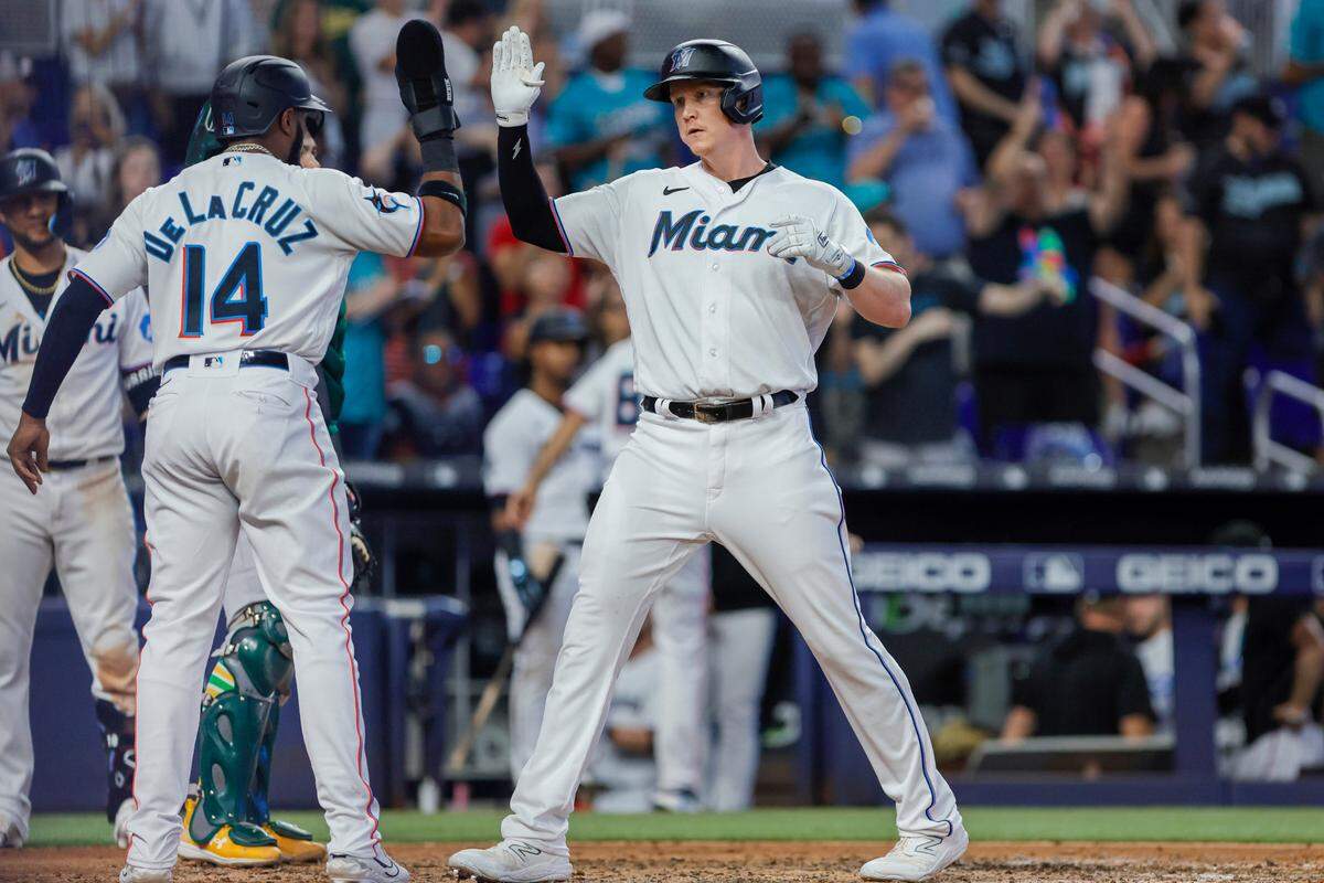 El bateador designado Garrett Cooper (der.) celebra con el jardinero dominicano Bryan De La Cruz tras pegar un jonrón en el quinto inning del partido ante los Atléticos de Oakland, celebrado el 4 de junio de 2023 en Miami.