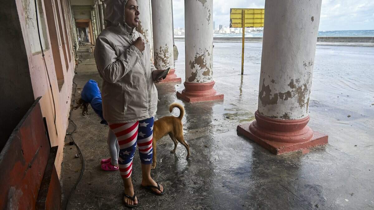 Una mujer permanece de pie en el Malecón inundado tras el paso de un frente frío por La Habana el 1 de febrero de 2026.
