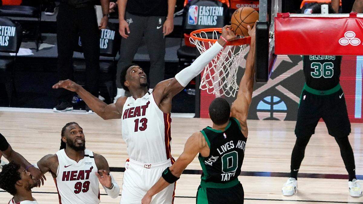 El jugador del Heat Bam Adebayo (13) bloquea el tiro de Jayson Tatum, de los Celtics de Boston, en los segundos finales del primer partido de la Final de la Conferencia Este, celebrado el 15 de septiembre de 2020 en Lake Buena Vista, Florida.
