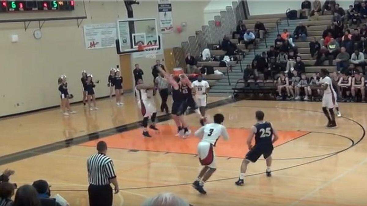 Zach Grady lanza la pelota por el equipo de Bolinbrook en el partido ante Lemont, el 1ro de febrero del 2016 en el básquetbol colegial.