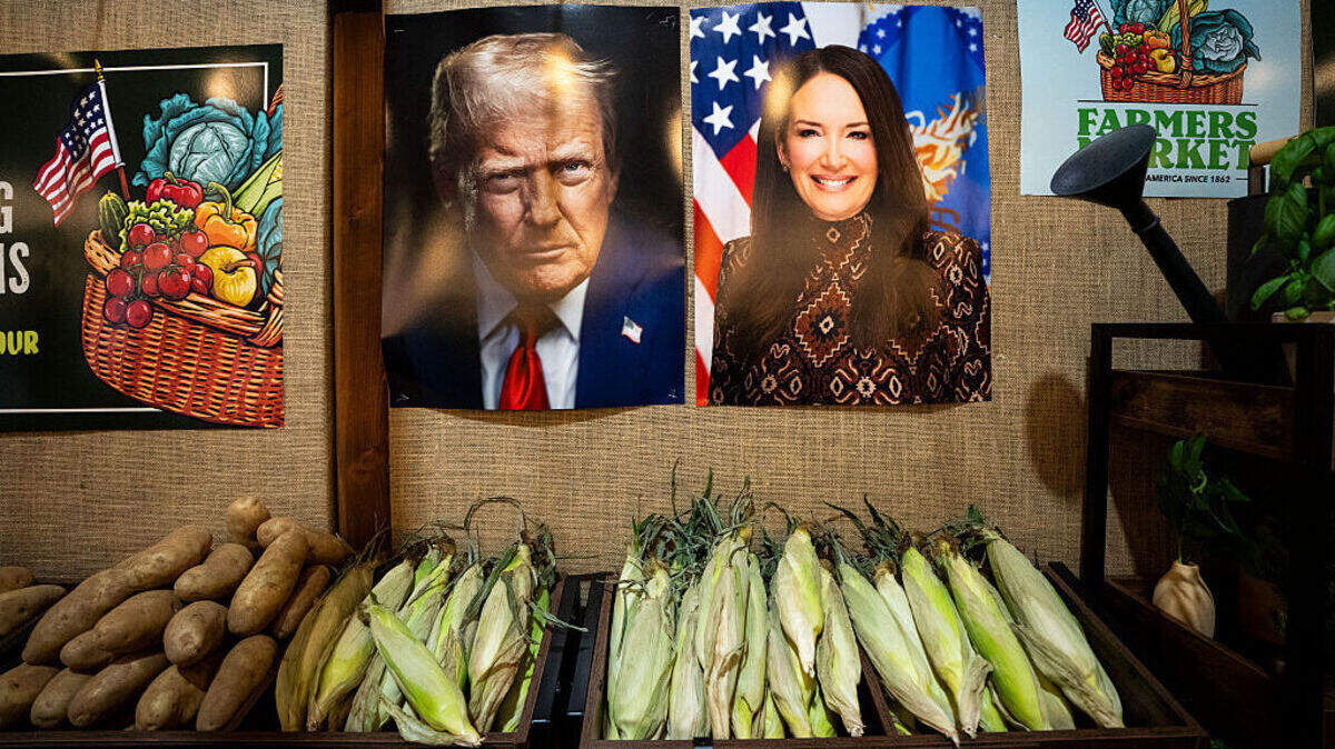 los retratos del presidente de Estados Unidos, Donald Trump, y de la secretaria de Agricultura, Brooke Rollins, forman parte del pabellón del Departamento de Agricultura (USDA) durante el cuarto día de la “Great American State Fair” en el National Mall, el domingo 28 de junio de 2026, en Washington, DC.