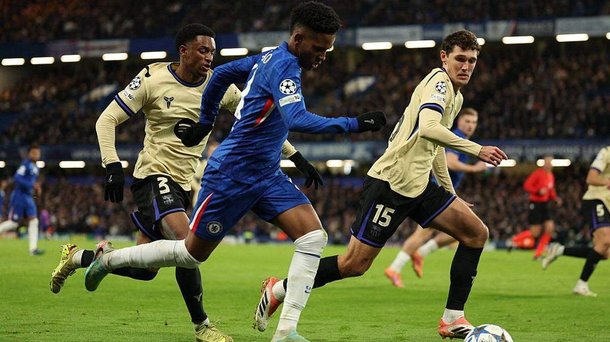Chelsea's Brazilian midfielder #41 Estevao runs with the ball during the UEFA Champions League league-phase football match between Chelsea and Barcelona at Stamford Bridge in London on November 25, 2025. (Photo by Adrian Dennis / AFP via Getty Images)