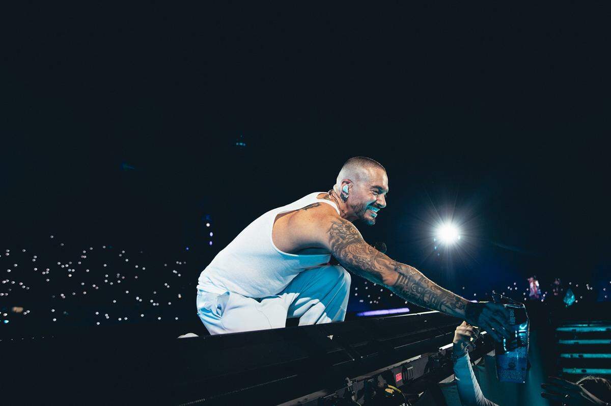 J Balvin hizo pausas para reflexionar sobre sus inicios en la ciudad que lo vio crecer, guiando al público por la historia del reggaeton hecho en Medellín. 
