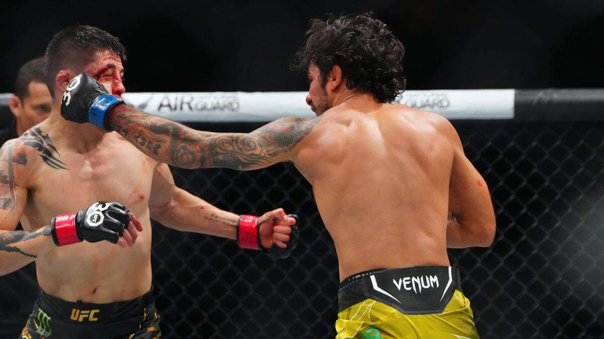 El brasileño Alexandre Pantoja (der.) se impuso por decisión dividida ante el mexicano Brandon Moreno para proclamarse campeón del peso mosca de la UFC en el evento UFC 290, disputado el 8 de julio de 2023 en Las Vegas, Estados Unidos.
