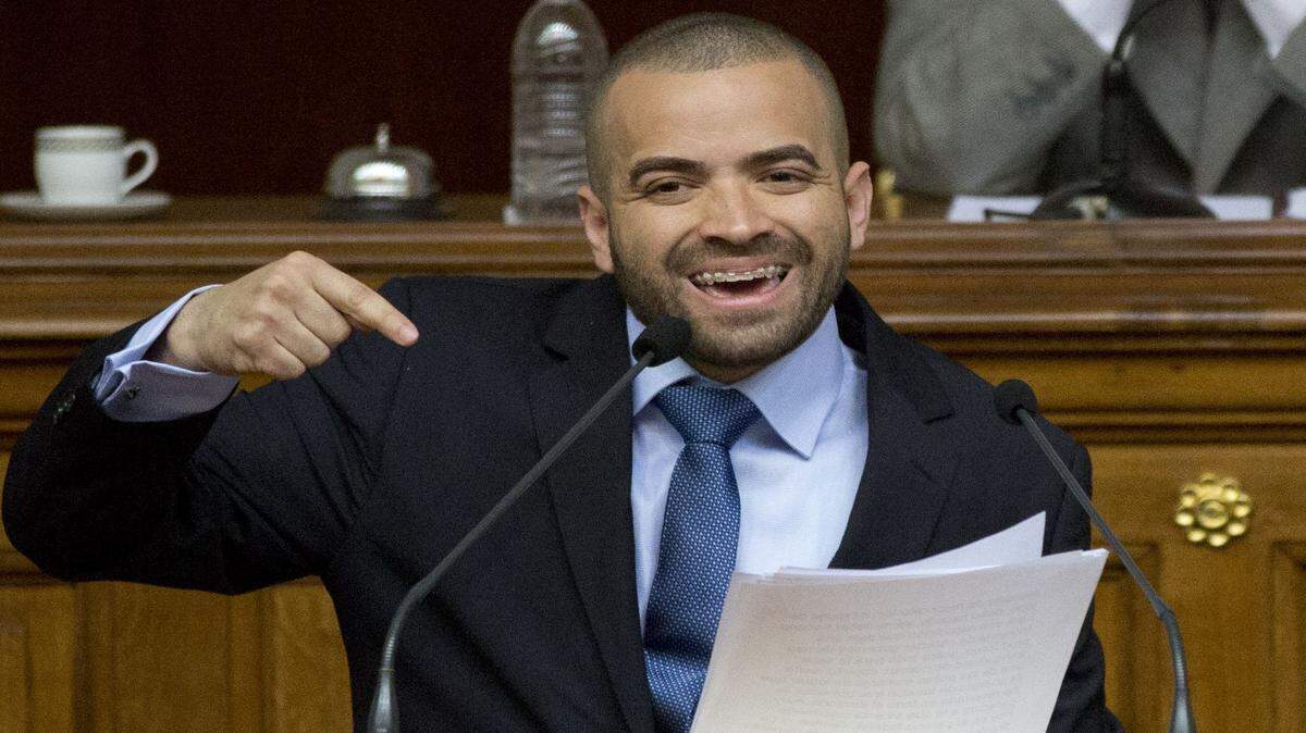 Miguel Ignacio Mendoza Donatti, mejor conocido como "Nacho" del duo "Chino y Nacho", ofrece un discurso durante una sesión especial del Día de la Juventud en la Asamblea Nacional en Caracas, Venezuela, el 12 de febrero de 2016.