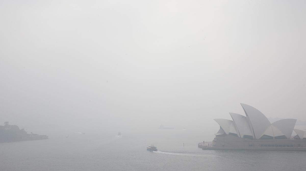 Vista de la bahía de Sídney y su emblemática Sala de Ópera el miércoles 8 de enero de 2019, cubiertas por el denso humo generado por los incendios masivos que han afectado a Australia.