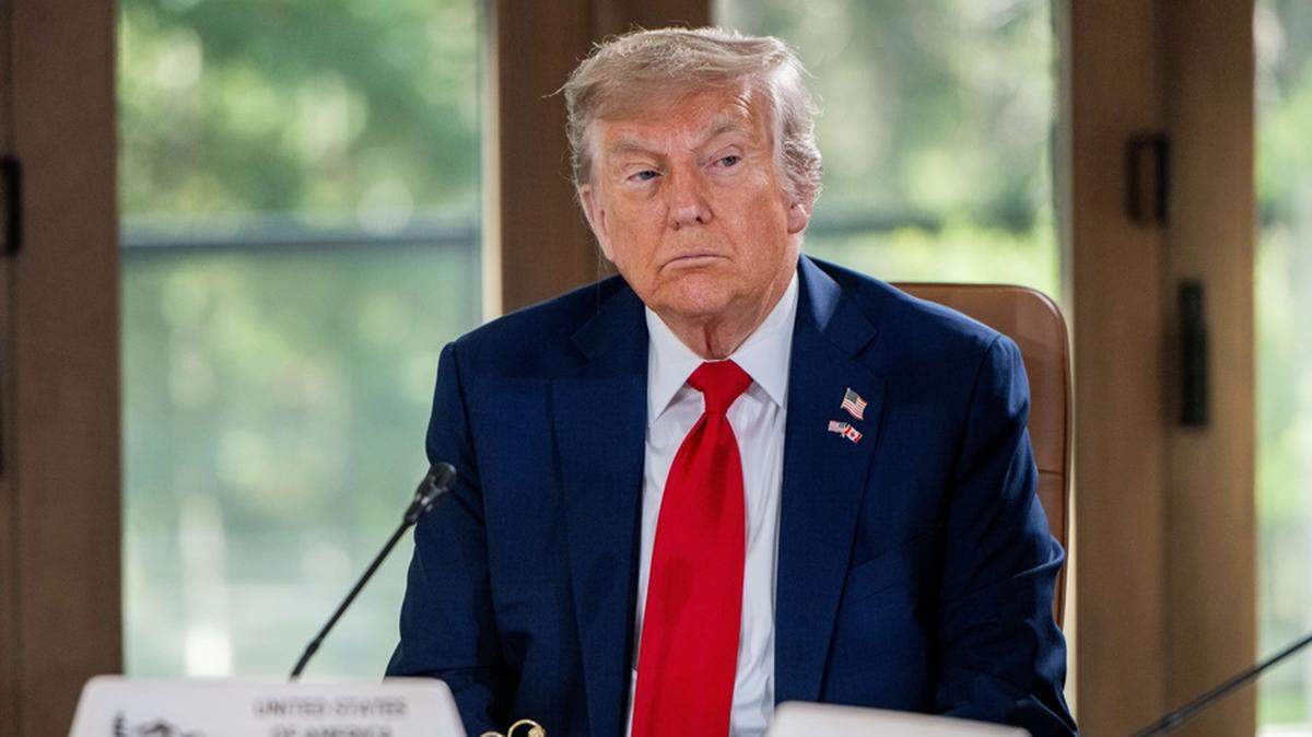 El presidente de Estados Unidos, Donald Trump, asiste a la sesión de trabajo sobre Perspectivas Económicas Globales del G7 durante la Cumbre de Líderes del G7 en Kananaskis, Alberta, Canadá, el 16 de junio de 2025. EFE/EPA/SPENCER COLBY