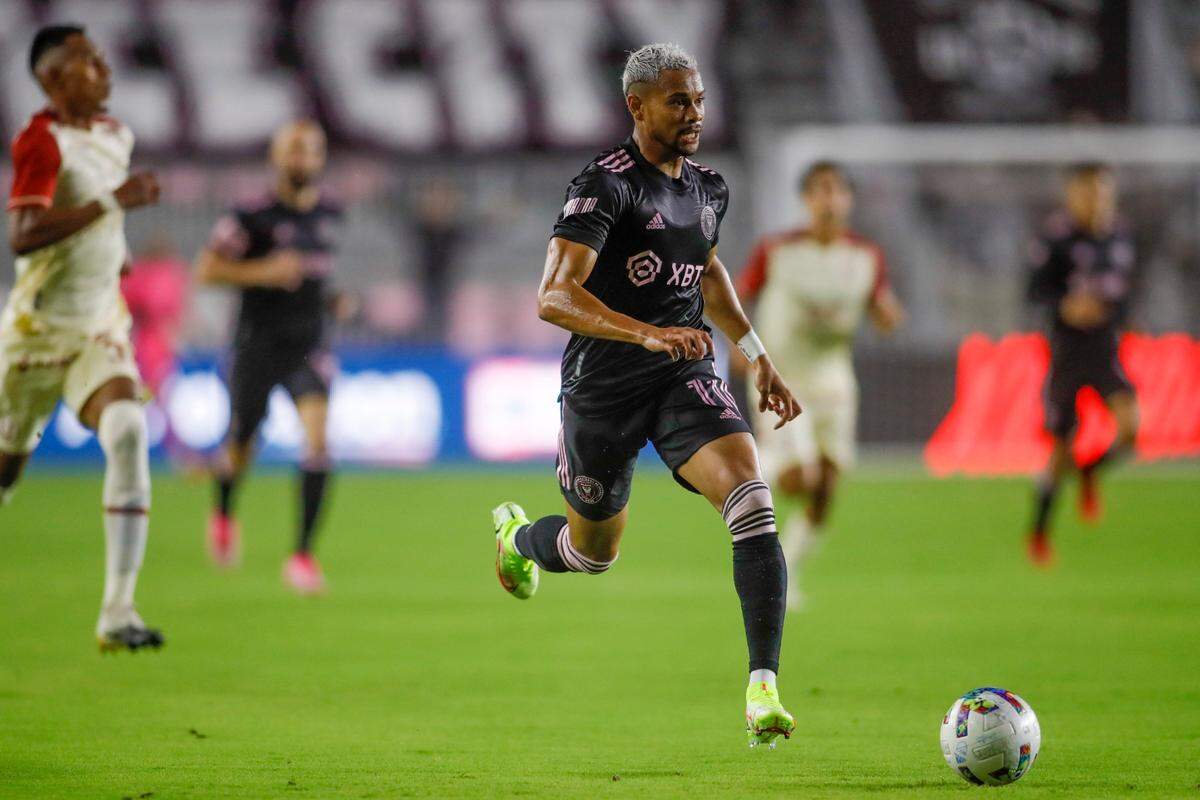 El jugador del Inter Miami Ariel Lassiter conduce la pelota en el partido amistoso ante el club peruano Universitario de Deportes, celebrado el 26 de enero de 2022 en el DRV PNK Stadium en Fort Lauderdale, Florida.