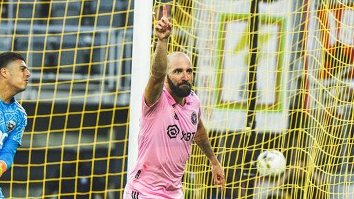 El delantero del Inter Miami Gonzalo Higuaín celebra tras anotar el gol del triunfo ante el DC United, el domingo 18 de septiembre de 2022 en Washington.