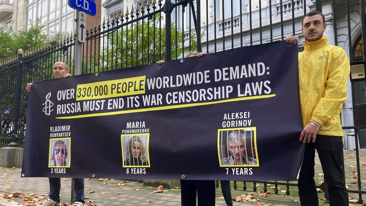 Acción frente a la sede de la Representación Permanente de Rusia ante la UE organizada por Amnistía Internacional con motivo del Día en Recuerdo de las Víctimas de la Represión Política en Rusia, en Bruselas, el miércoles 30 de octubre de 2024.
