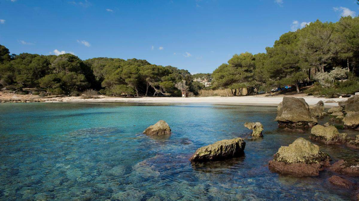 Vista de la playa de la Cala Macarella, Mahón, Menorca.