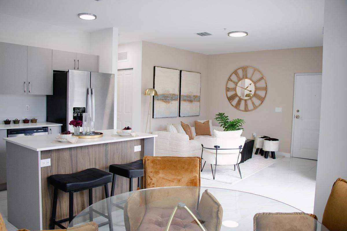 Flamingo Village es un nuevo proyecto residencial recién inaugurado, en el East de Hialeah, que tiene apartamentos de dos cuartos y dos baños y townhomes para alquilar.