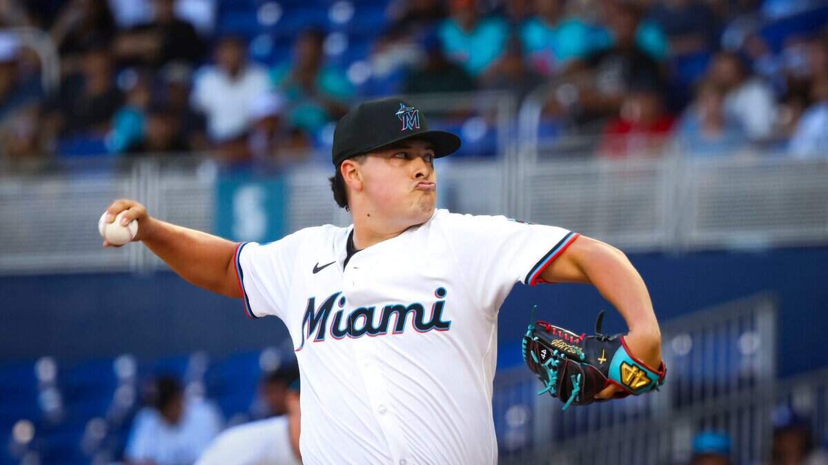 El abridor de los Marlins Valente Bellozo lanza en el primer inning del partido ante los Dodgers de Los Angeles, celebrado el 7 de mayo de 2025 en Miami.
