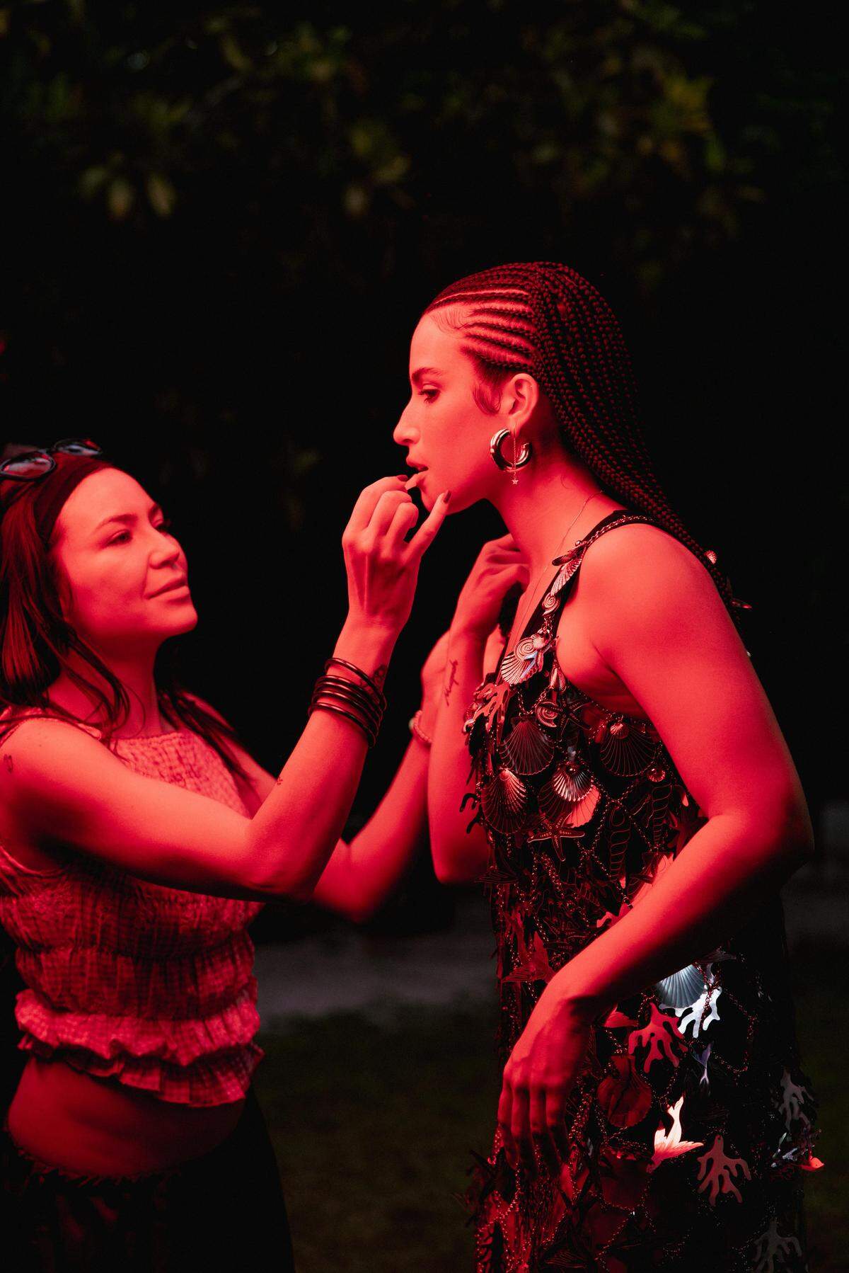 El talento y la belleza física no solo ayudaron a Zhamira&nbsp;para impresionar en Youtube. En el 2016, con 18 años de edad, participó en el programa de nuevos talentos, un&nbsp;reality show, “La banda”, de Univision.