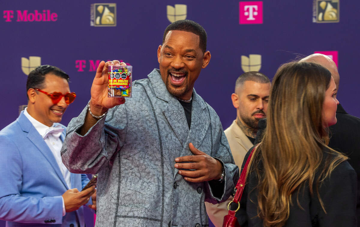 El actor estadounidense Will Smith reacciona al recibir una caja de dulces colombianos en la alfombra magenta de Premio Lo Nuestro 2025, celebrado en el Kaseya Center, en Miami, el jueves 20 de febrero de 2025.