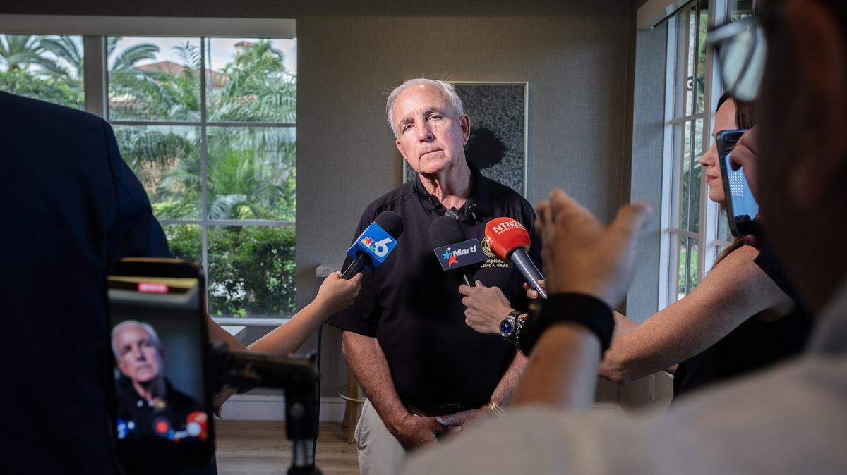 El representante federal Carlos Giménez habla a la prensa sobre los acontecimientos en Cuba en el restaurante Fairways del Hotel Biltmore en Coral Gables este lunes.
