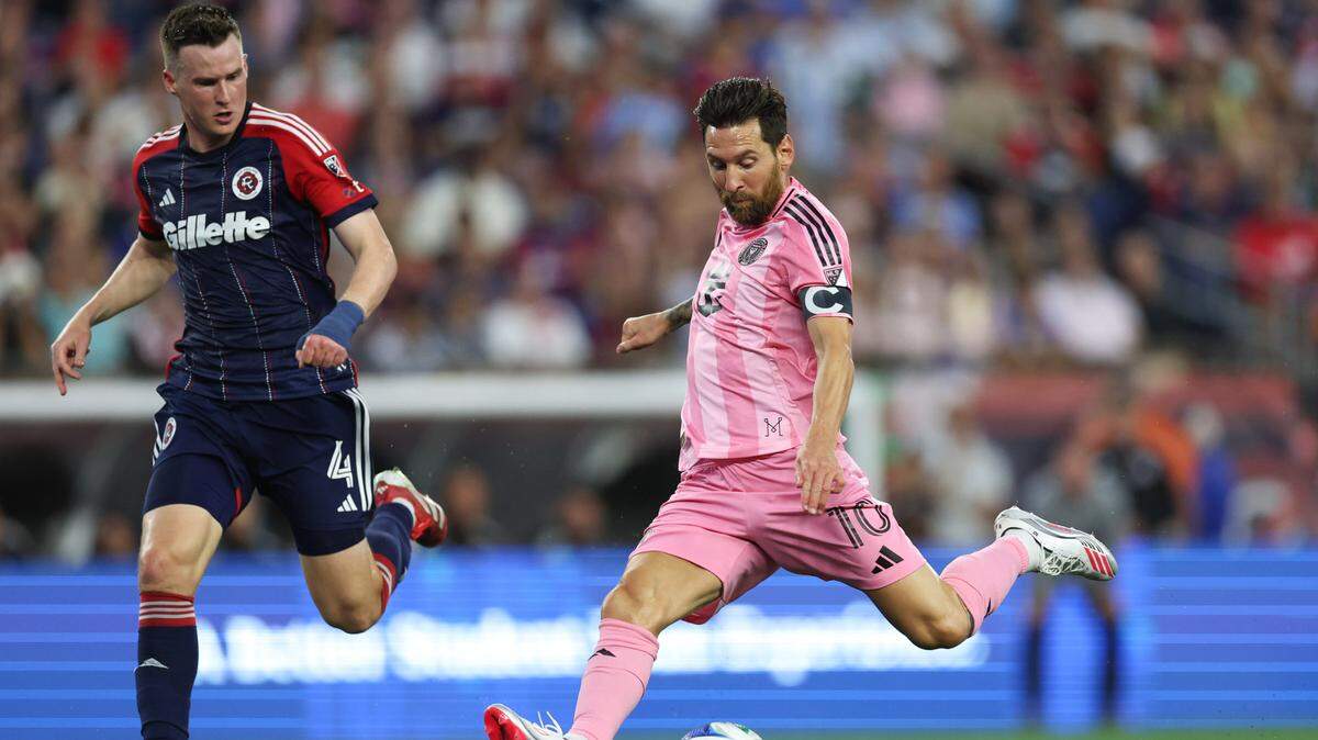 El astro del Inter Miami Lionel Messi anota un gol ante New England Revolution, en el partido de la MLS celebrado el 9 de julio de 2025 en Foxborough, Massachusetts.