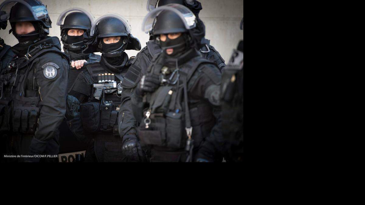 Fotografía facilitada el jueves por el Ministerio del Interior francés de miembros de las Brigadas de Intervención e Investigación durante el asalto del miércoles en Saint Denis. El belga Abdel Hamid Abaaoud, considerado el cerebro de los atentados de París, ha sido identificado como uno de los terroristas fallecidos en la citada operación antiterrorista según indicó la Fiscalía de París. 