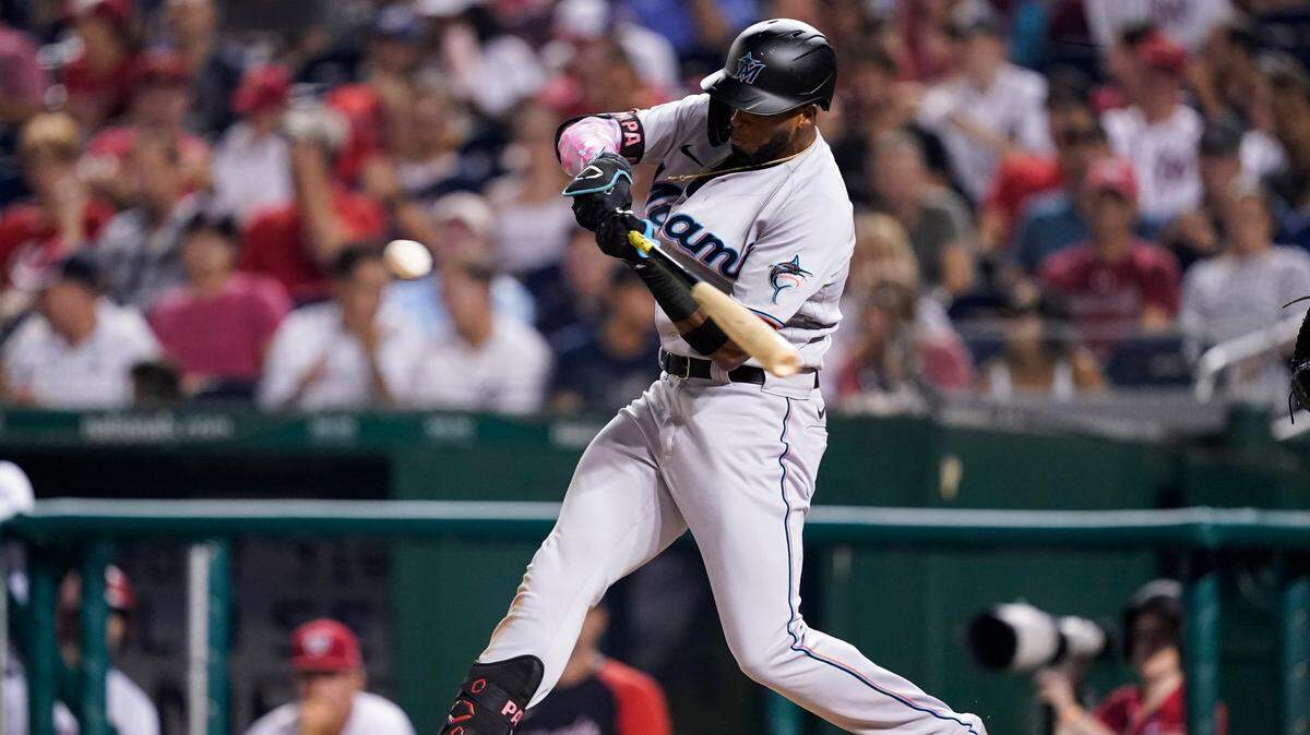 El primera base de los Marlins Lewin Díaz batea un jonrón en el quinto inning del partido ante los Nacionales, celebrado el 14 de septiembre de 2021 en Washington.