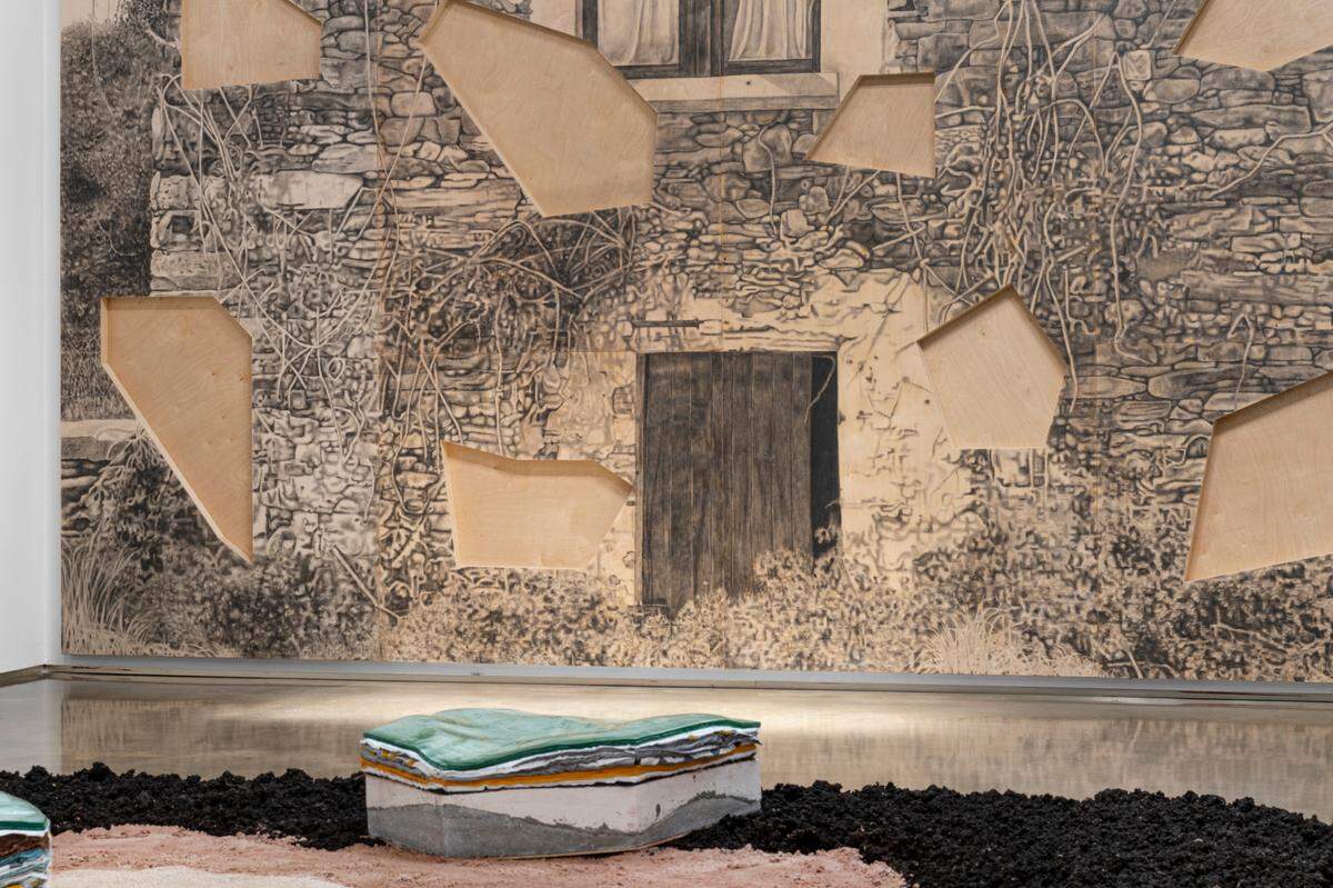 Obra en sala con fragmento de instalación en suelo.