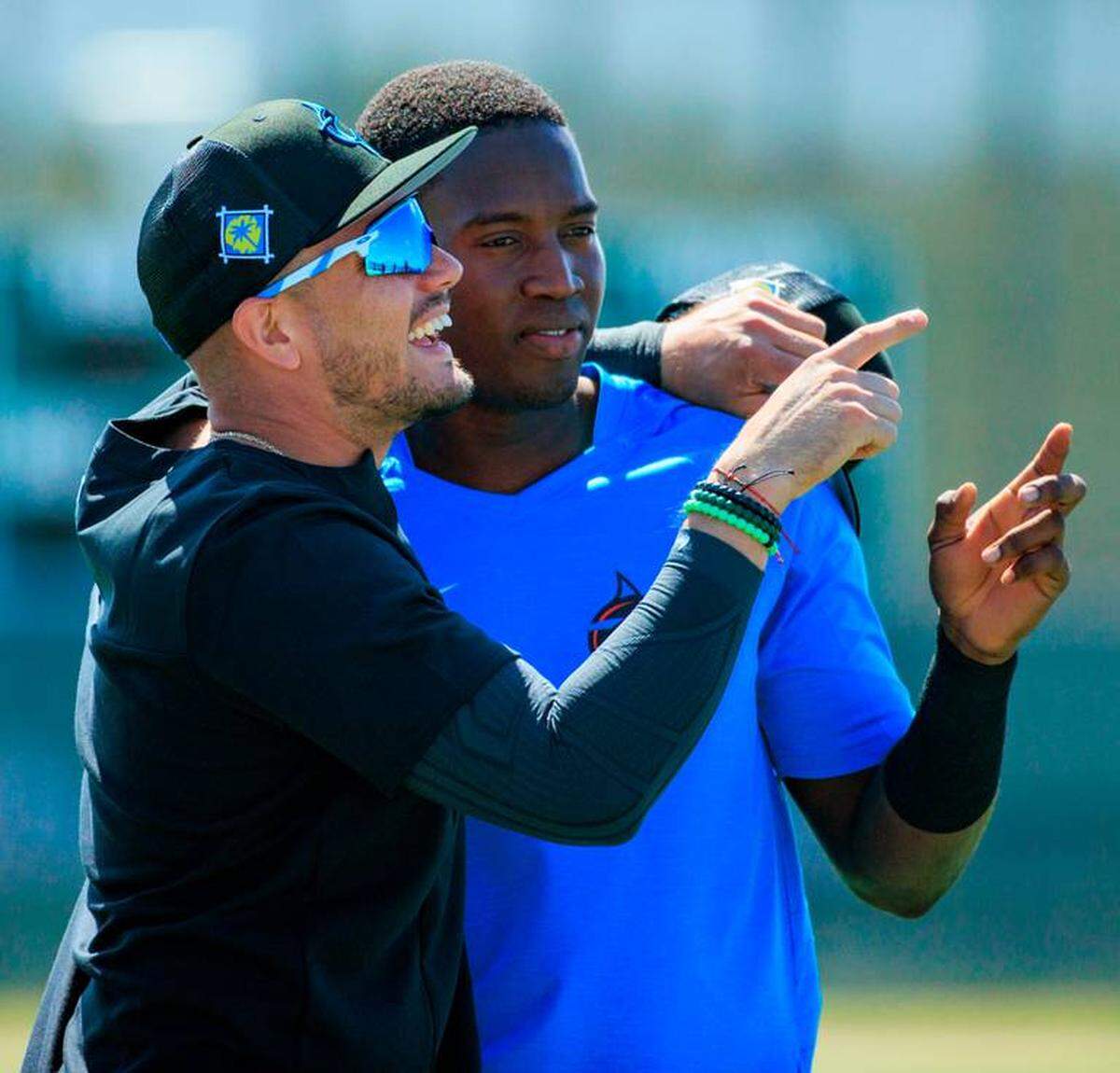 Jesús Sánchez (der.) y Miguel Rojas conversan durante el encuentro de spring training en Jupiter.