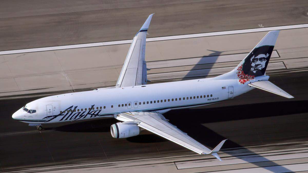 Foto de archivo del 2015 de un avión Boeing 737-800 de la aerolínea Alaska Airlines, en la pista de aterrizaje del Aeropuerto Internacional de Los Ángeles.