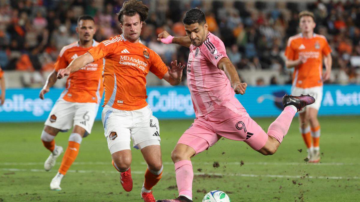 El delantero del Inter Miami Luis Suárez (der.) anota un gol ante Houston Dynamo, en el partido de la MLS celebrado el 2 de marzo de 2025 en el Shell Energy Stadium en Houston.