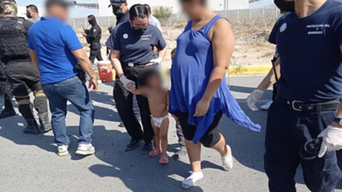 Las autoridades de Inmigración de México rescataron el sábado a 64 migrantes de Cuba, Nicaragua, Honduras y Guatemala que fueron “abandonadas en el contenedor” de un tráiler donde viajaban hacinadas.