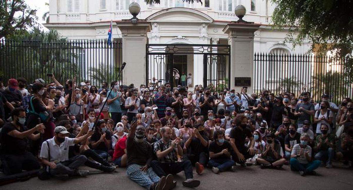 Manifestación frente al Ministerio de Cultura de Cuba en La Habana, el 27 de noviembre de 2020.
