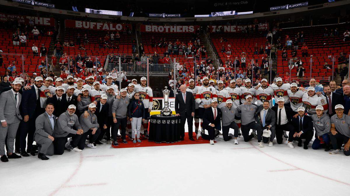 Los jugadores de los Panthers de Florida posan con el trofeo Príncipe de Gales tras ganar la final de la Conferencia Este a los Hurricacanes de Carolina, en el quinto partido de la serie de playoffs celebrado el 28 de mayo de 2025 en el Lenovo Center en Raleigh, Carolina del Norte.