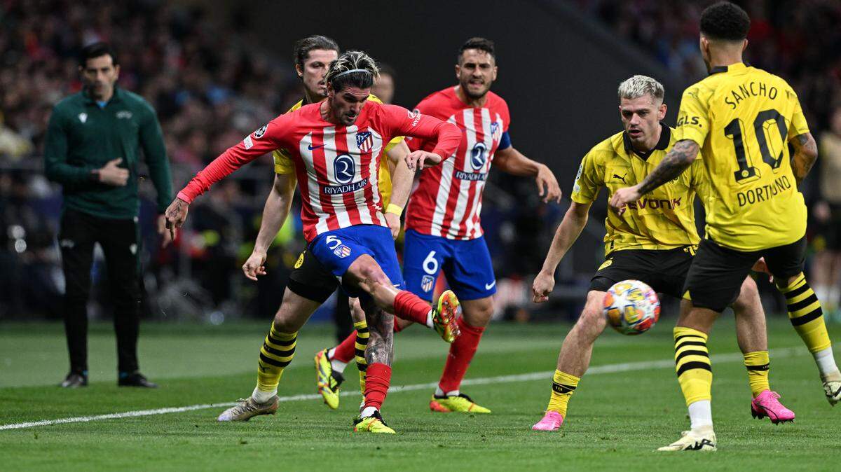 El jugador del Atlético de Madrid Rodrigo De Paul (centro) anotó un gol en el triunfo de su equipo 2-1 ante el Borussia Dortmund, el miércoles 10 de abril de 2024. 