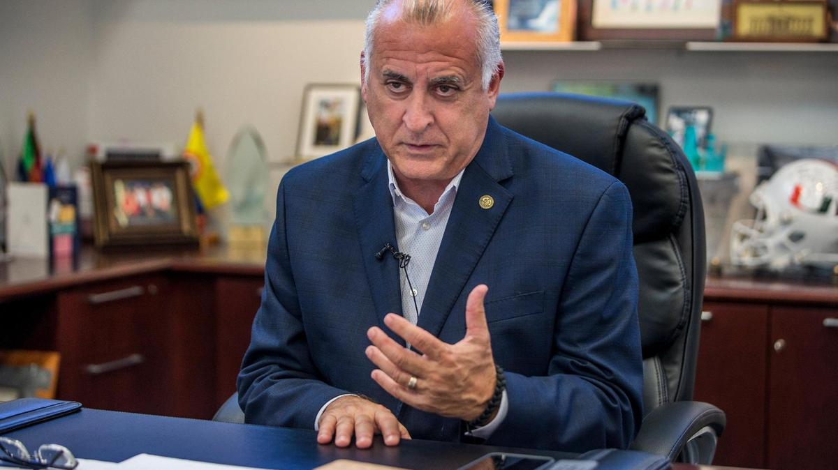 El alcalde de la ciudad de Hialeah, Esteban Bovo Jr., entrevistado por el Nuevo Herald
