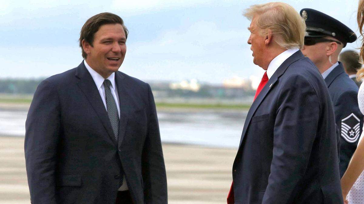 EL GOBERNADOR de la Florida, Ron DeSantis (a la izquierda), viajó al Aeropuerto Internacional de Orlando (MCO) en junio de 2019 para saludar al presidente Donald Trump a su llegada al mitin de inicio de su campaña para 2020.